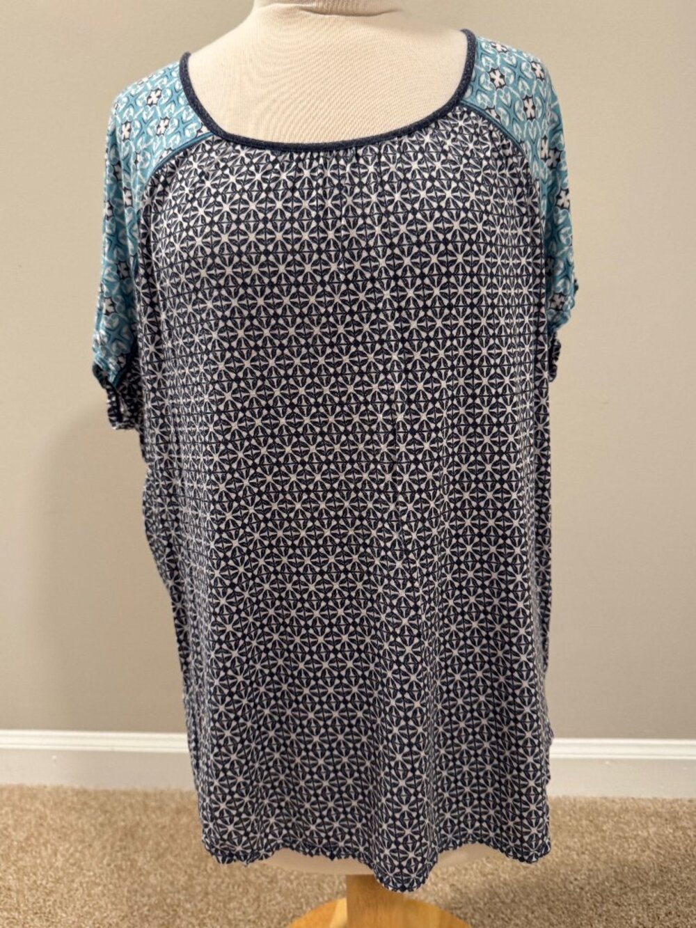 Women's Medium Large Max Studio Blue Graphic Scoop Neck Short Sleeved Blouse Top